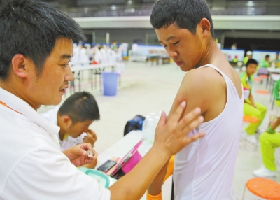 　南京天氣炎熱，地表溫度有時達到40℃以上，烈日下孩子們的衣服濕了又干、干了又濕。