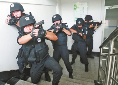 進入樓道后，特警開始地毯式搜索。