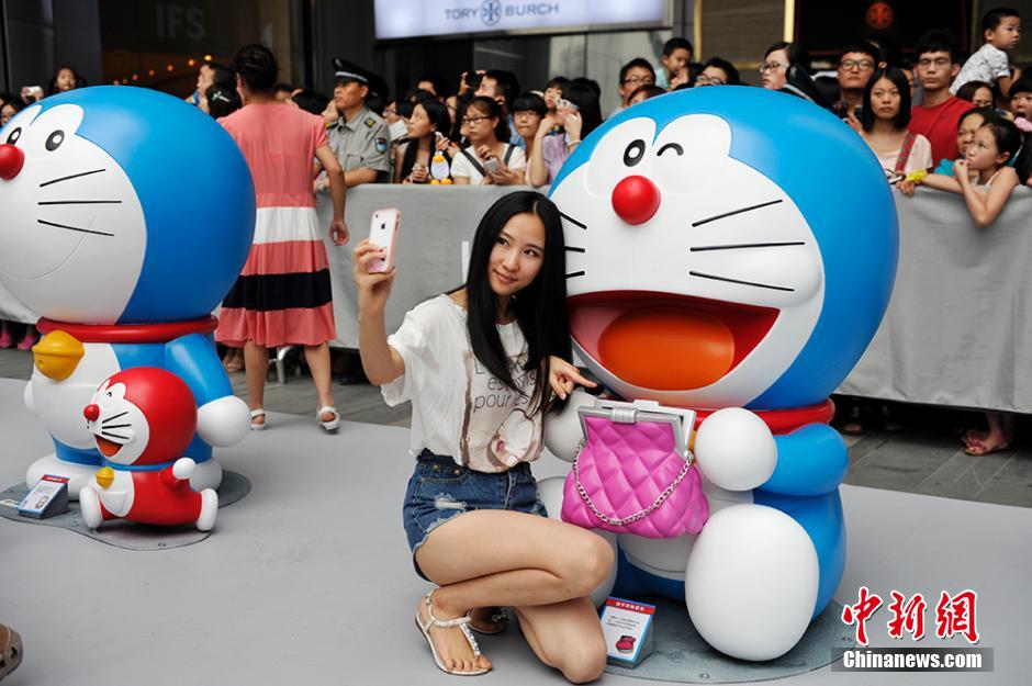 圖為成都民眾與哆啦A夢合影留念。