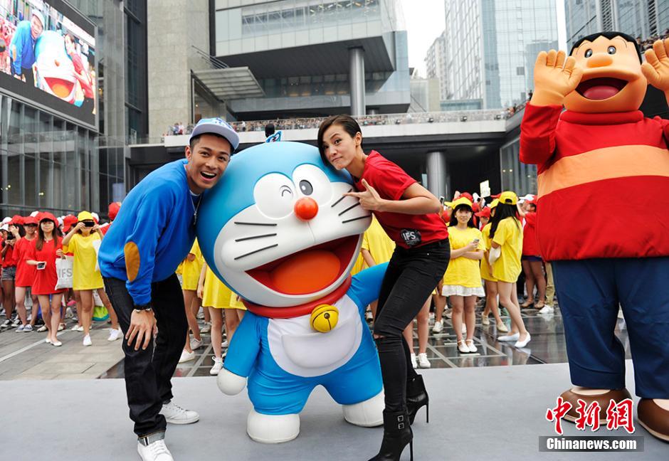 圖為何韻詩、周柏豪與哆啦A夢合影。