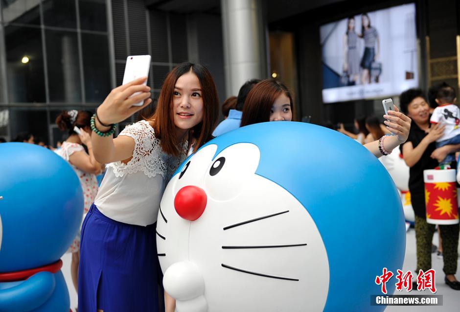圖為成都民眾與哆啦A夢合影留念。