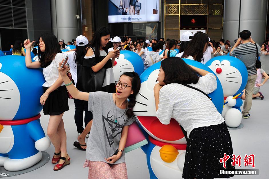 圖為成都民眾與哆啦A夢合影留念。