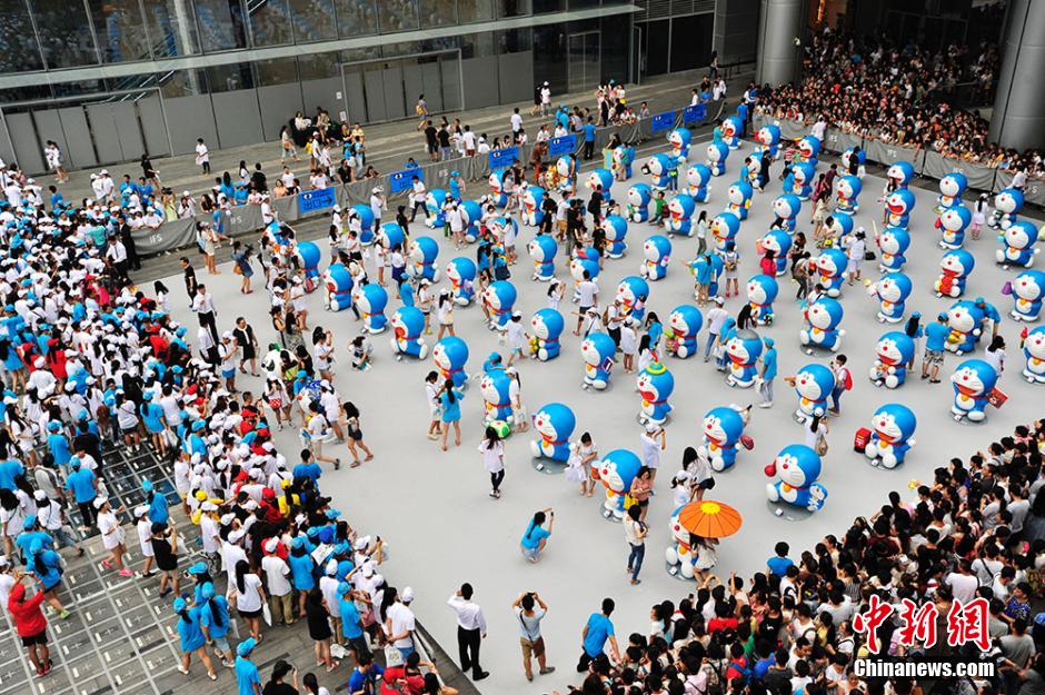 圖為成都民眾狂熱追捧哆啦A夢。