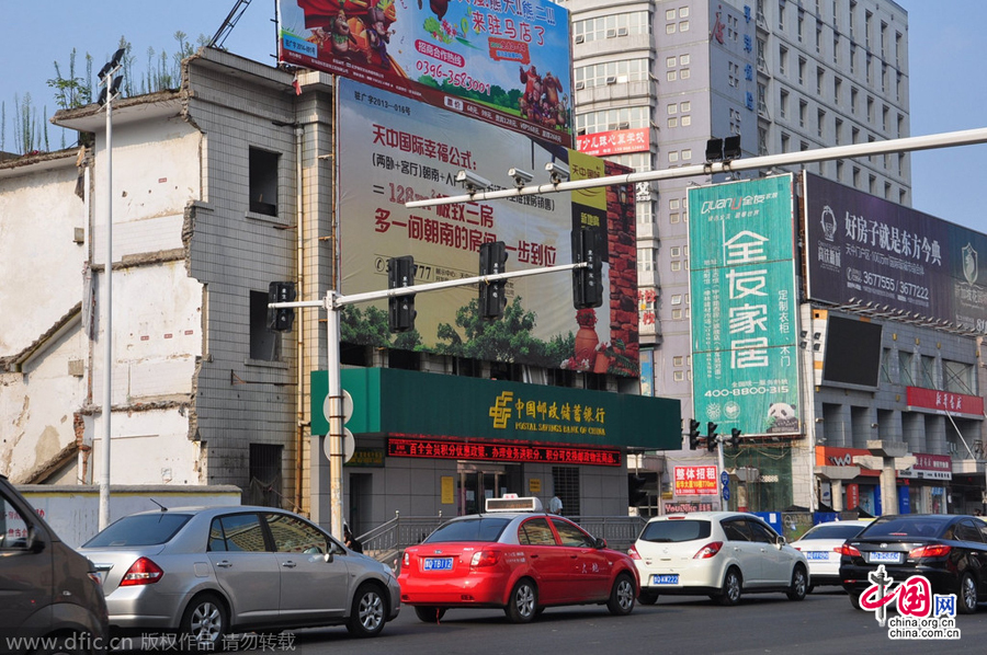 茶余飯后,人們談?wù)撟疃嗟木褪沁@座堅(jiān)挺的小樓。