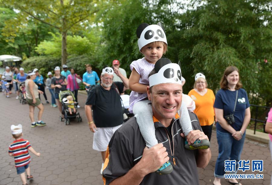 8月23日,在美國華盛頓的國家動物園,人們排隊參加大熊貓“寶寶”的慶生活動。