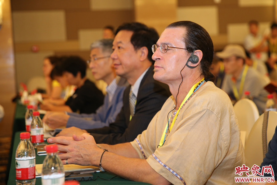 身著特色服飾的外國(guó)嘉賓。