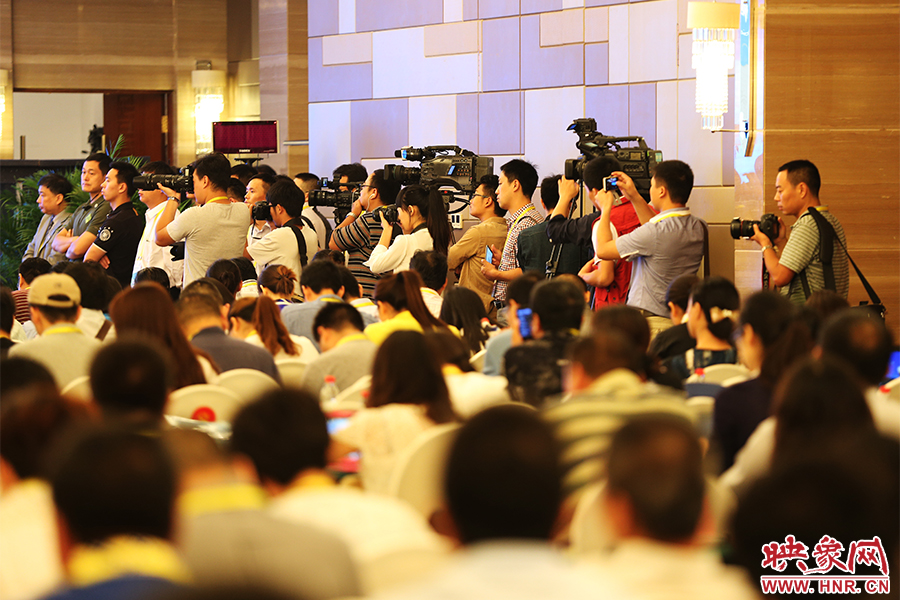媒體聚焦嵩山論壇。