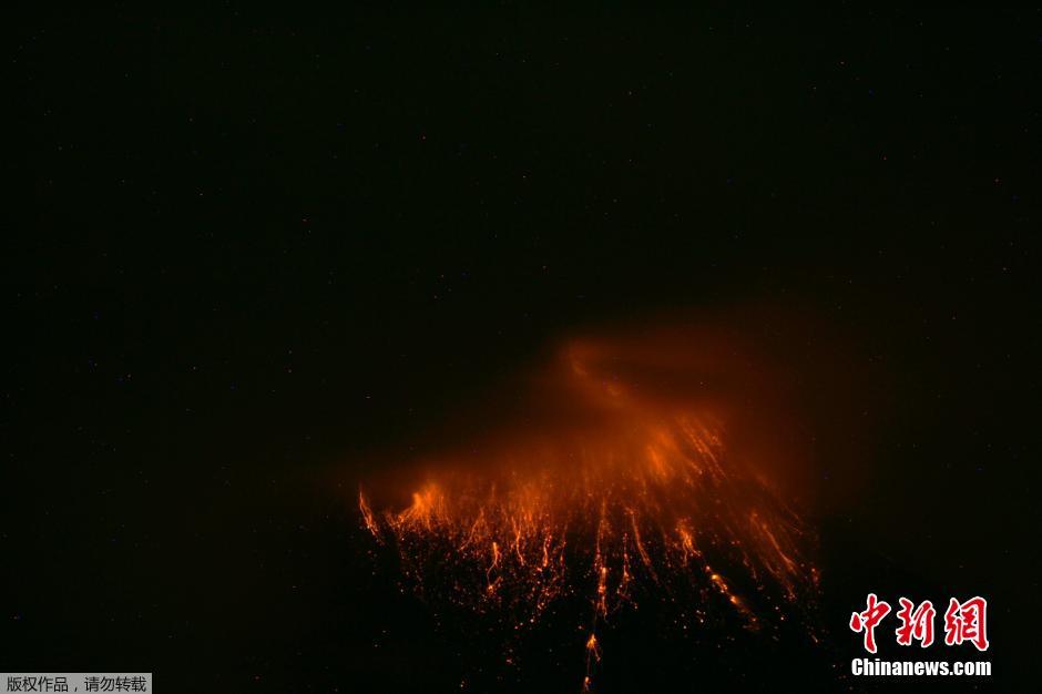 當(dāng)?shù)貢r(shí)間8月24日，厄瓜多爾通古拉瓦火山噴發(fā)，熔巖噴出宛如末世。