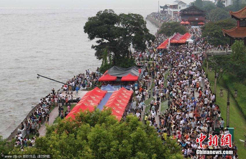 數(shù)萬(wàn)人浙江嘉興觀看錢塘大潮