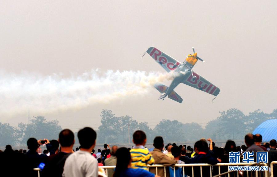 　9月13日，特技隊員在進行空中飛行表演。