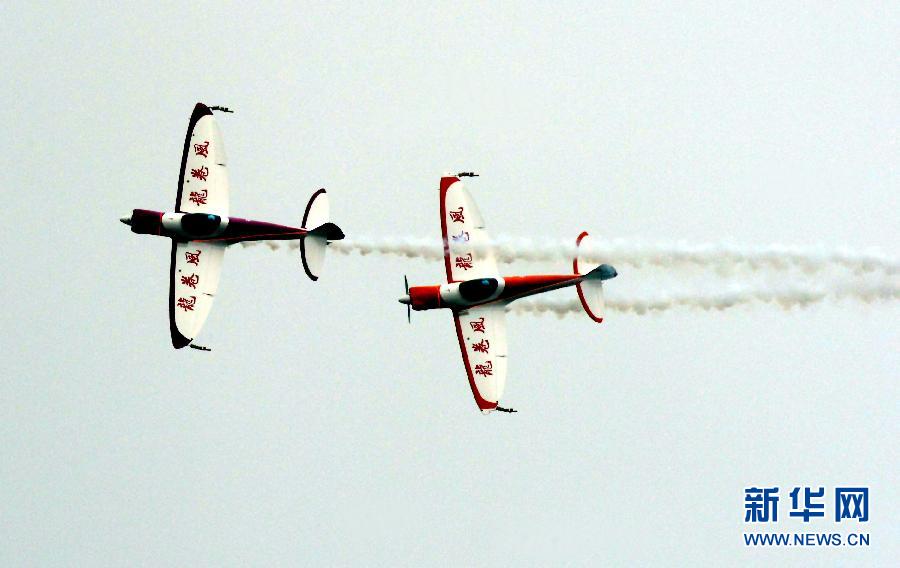 9月13日，特技隊員在進行空中飛行表演。