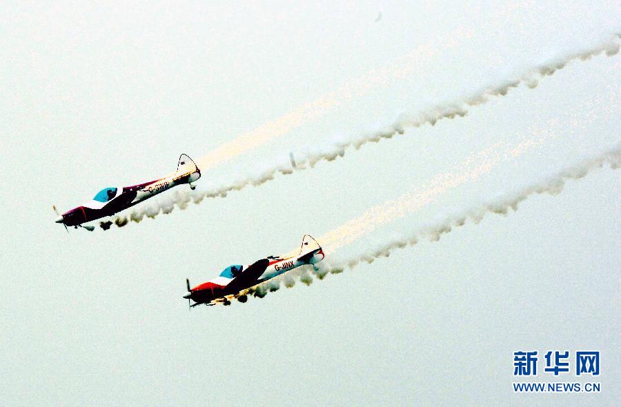 9月13日，特技隊員在進行空中飛行表演。