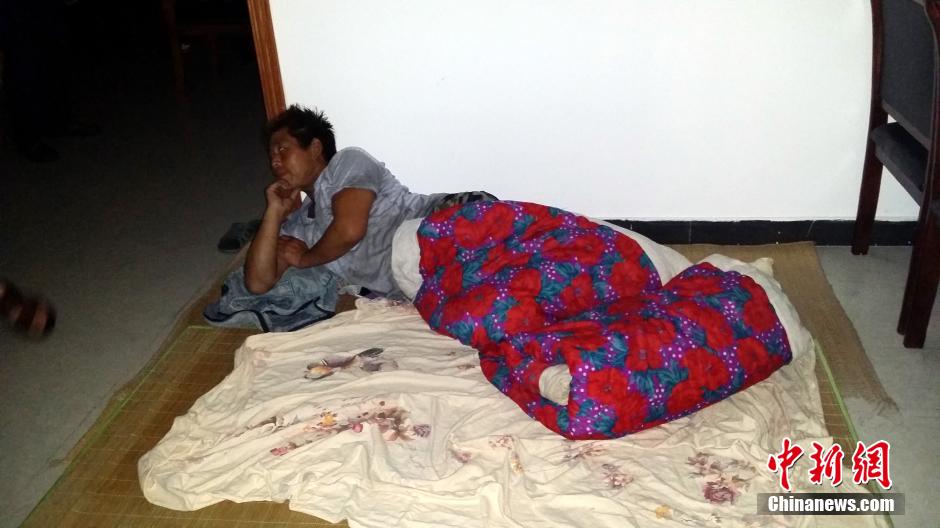 9月22日晚，在象山高塘島鄉(xiāng)的烏巖頭村的農(nóng)民安置點里，70多名外來務工人員正在休息。