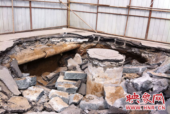 此次路面塌陷的直徑約為3米，深度有2米左右，坑內(nèi)布滿了碎石，路面下方20厘米左右。