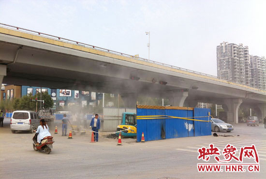 施工單位對(duì)塌陷處進(jìn)行路面切割，造成路面塵土飛揚(yáng)。