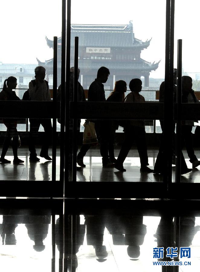 10月6日，旅客排隊(duì)進(jìn)入蘇州火車站二樓候車大廳。