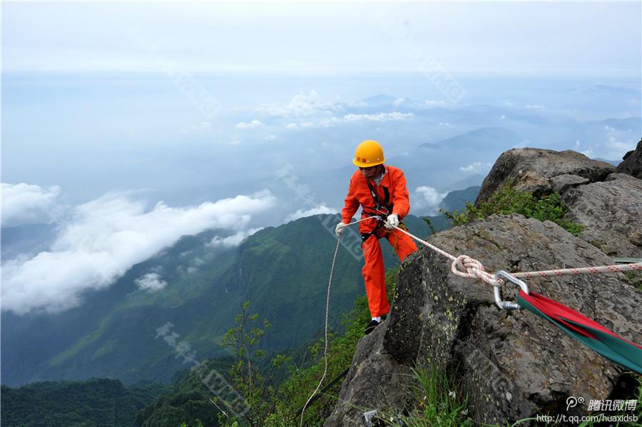 10月5日，峨眉山景區(qū)清潔工彭文才下到巖壁清理游客丟棄的垃圾。