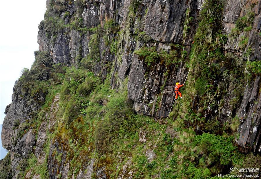 在峨眉山金頂，彭文才是護(hù)欄以外和懸崖區(qū)域唯一的清潔工。