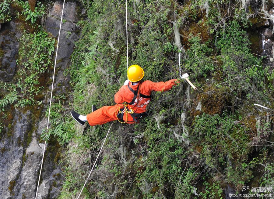 記者了解到，彭文才下到崖壁最深的地方有200多米，往返作業(yè)一次一般都在3小時(shí)左右，每年下崖80多次