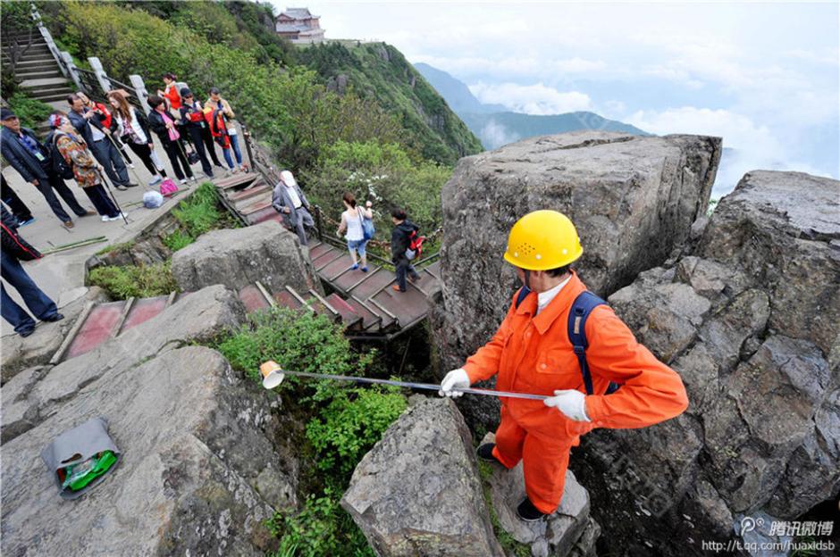 彭文才在撿拾垃圾。