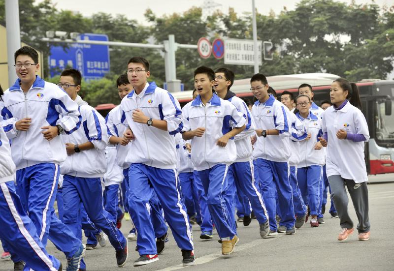 10月14日，成都七中萬達學(xué)校實行三年跑六百公里才能畢業(yè)，現(xiàn)場學(xué)生開始長跑。