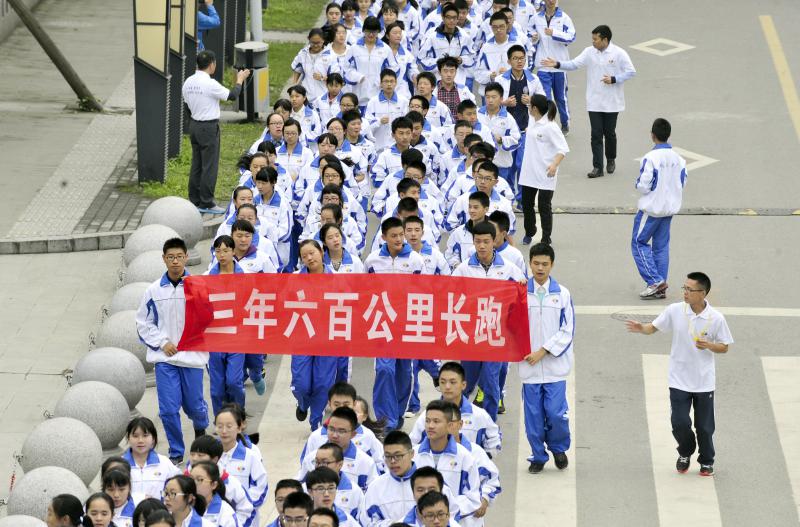 10月14日，成都七中萬達學(xué)校實行三年跑六百公里才能畢業(yè)，現(xiàn)場學(xué)生開始長跑。