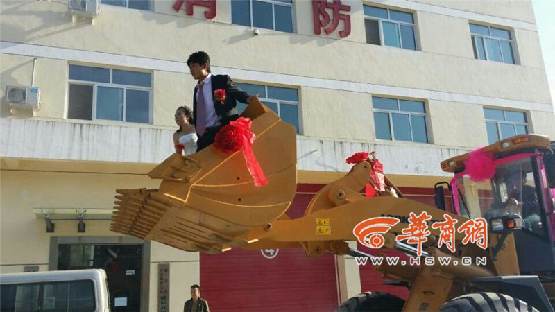 陜西小伙開8臺裝載機接新娘。