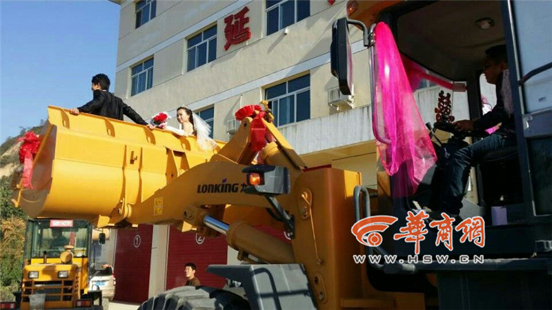 陜西小伙開8臺裝載機接新娘。