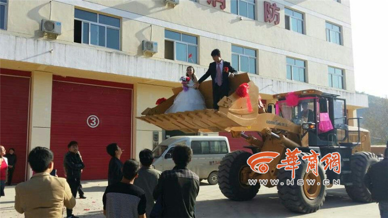 陜西小伙開8臺裝載機接新娘。