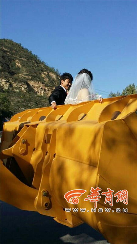 陜西小伙開8臺裝載機接新娘。