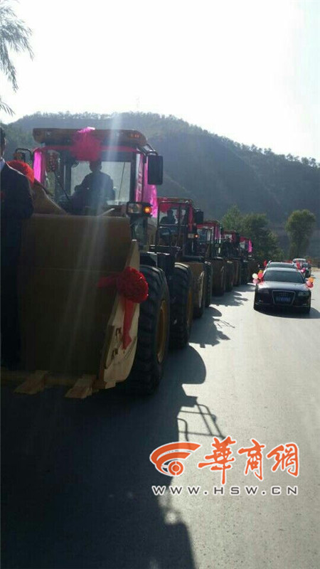 陜西小伙開8臺裝載機接新娘。