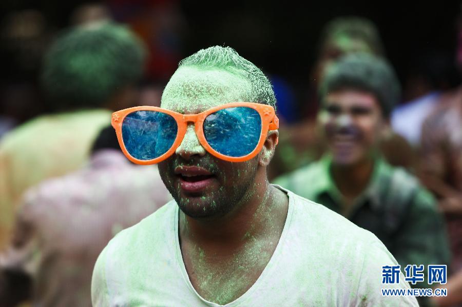 10月16日，在埃及首都開羅，一名男青年在“彩色跑”活動(dòng)中奔跑。