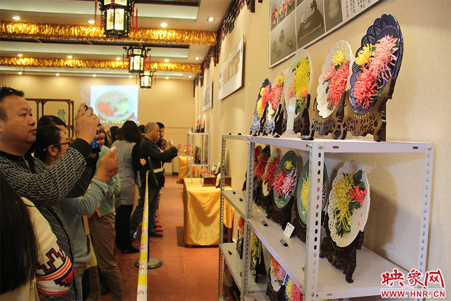 菊花官瓷吸引大家關(guān)注。