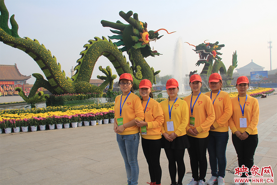 菊花文化節(jié)的志愿者們。