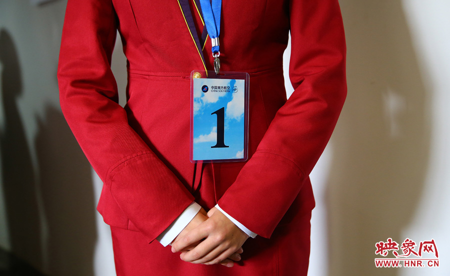 南航在鄭招百名空姐空少 全國千余帥哥美女應試