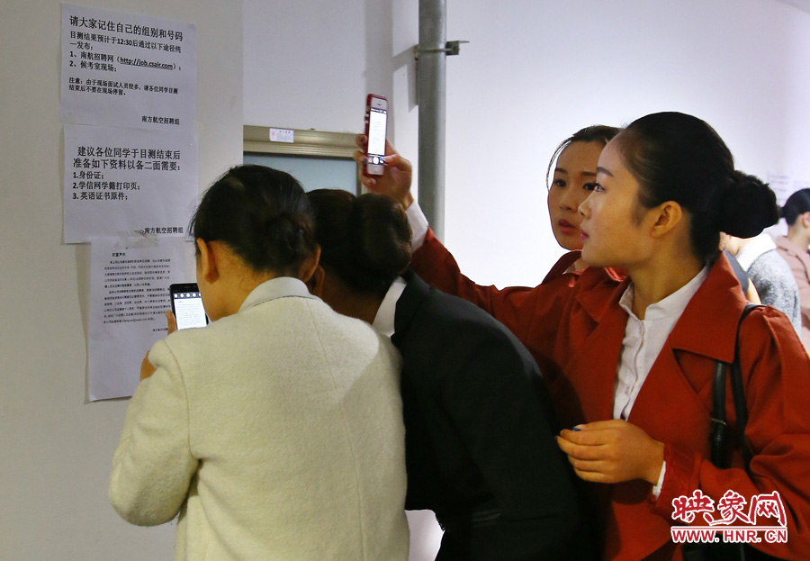 南航在鄭招百名空姐空少 全國千余帥哥美女應試