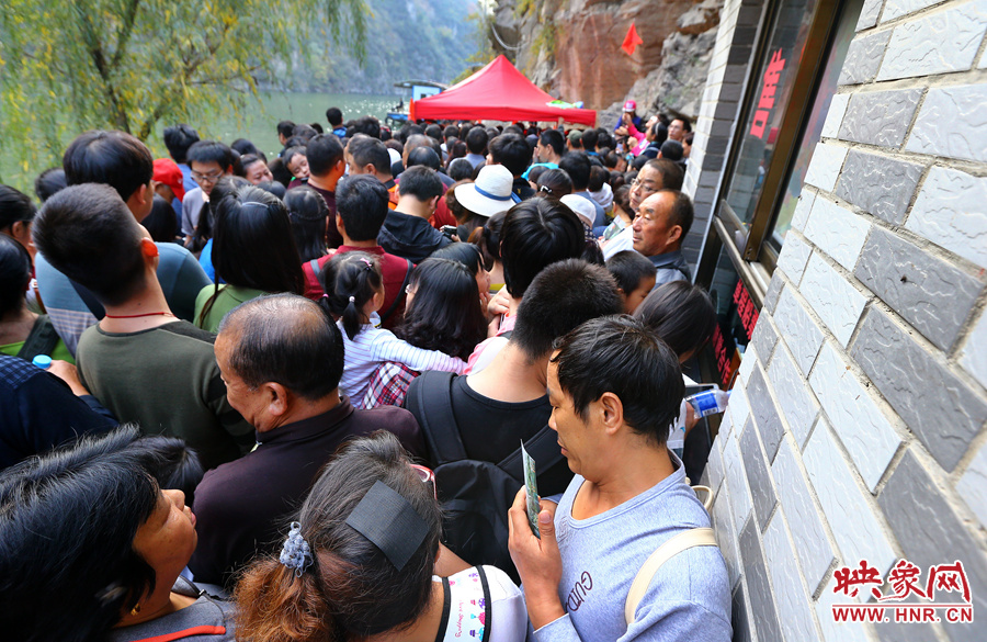 游船售票處前，游客被擠得無(wú)法轉(zhuǎn)身