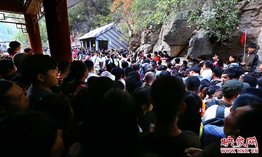 不到百米的碼頭上，等待上船的幾百名游客擁擠在一起