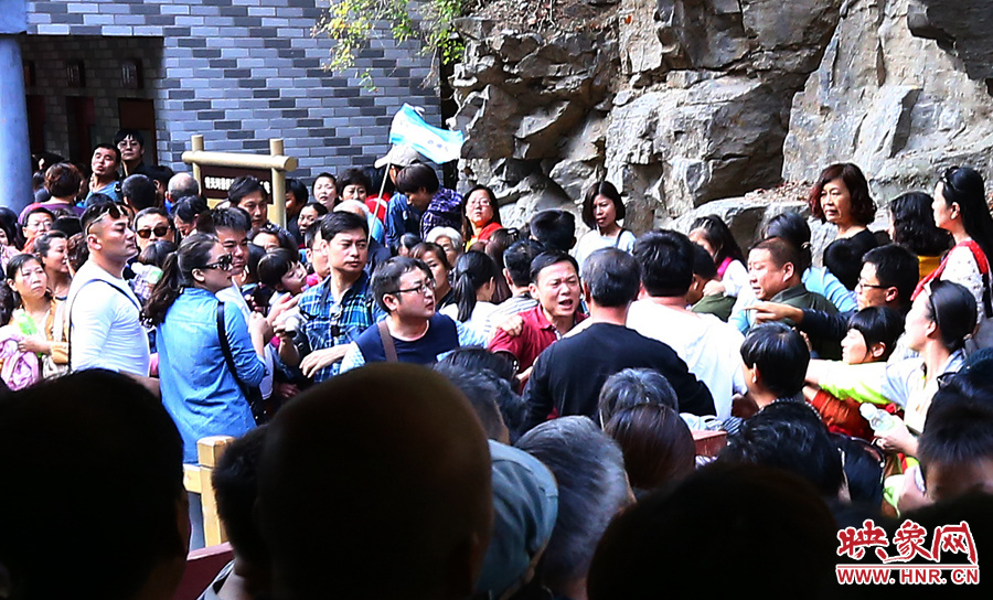 候船碼頭上，游客由于擁擠發(fā)生摩擦沖突