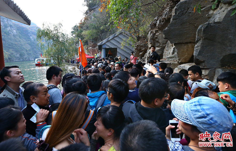 由于景區(qū)沒有良好的疏導(dǎo)和管理，讓游玩的游客被混亂的狀態(tài)破壞了好心情