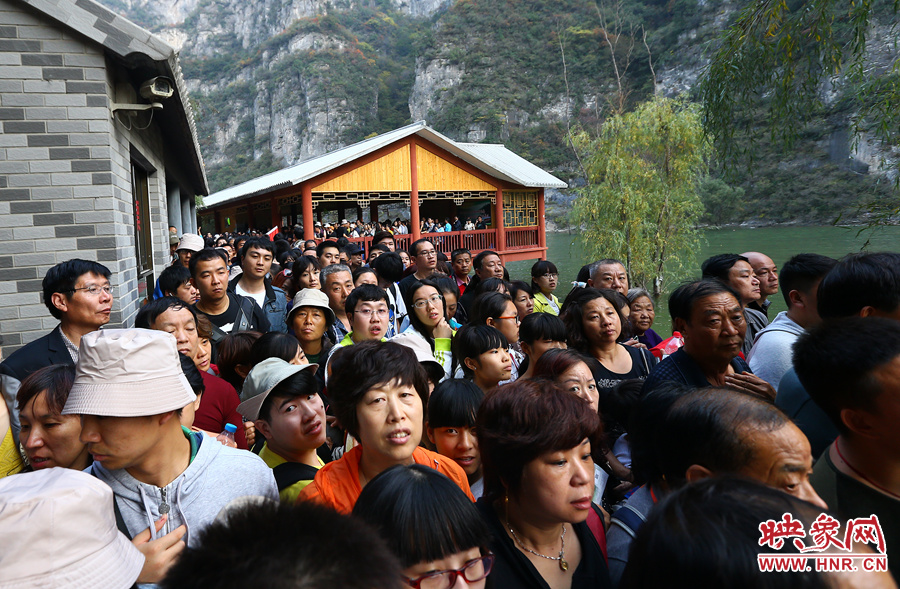 等待上船的碼頭上，游人擁擠不動(dòng)