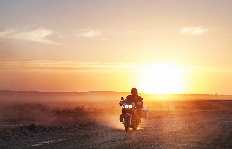 彼得·格里明科在哈薩克斯坦公路上騎行。（網(wǎng)頁截圖）