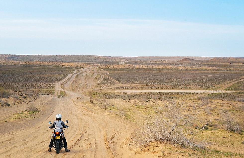 在3個月中，夫婦倆從阿姆斯特丹到達蒙古，途中經(jīng)過16個國家。