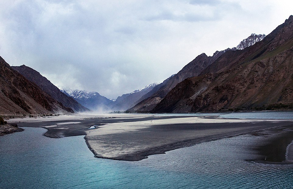 夫婦倆穿越東歐到達亞洲，沿途拍攝到許多美景。