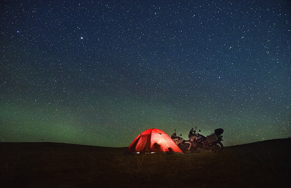 他們曾遭遇沙塵暴和嚴寒，且數(shù)天無法洗澡。