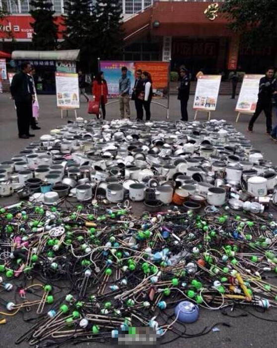 西南民族大學查寢的戰(zhàn)利品:電飯煲和熱得快