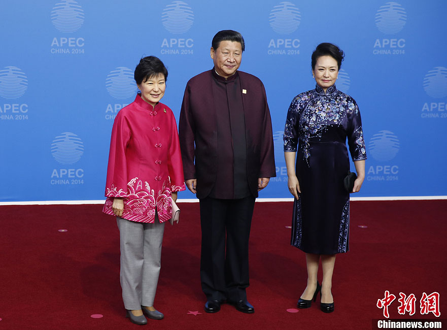 圖為習(xí)近平夫婦歡迎韓國總統(tǒng)樸槿惠。中新社發(fā) 杜洋 攝