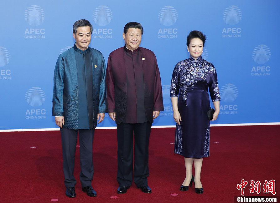 圖為習(xí)近平夫婦歡迎中國香港特別行政區(qū)行政長官梁振英。中新社發(fā) 杜洋 攝