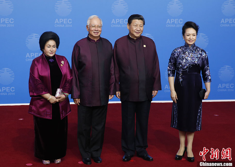 圖為習(xí)近平夫婦歡迎馬來西亞總理納吉布夫婦。中新社發(fā) 杜洋 攝