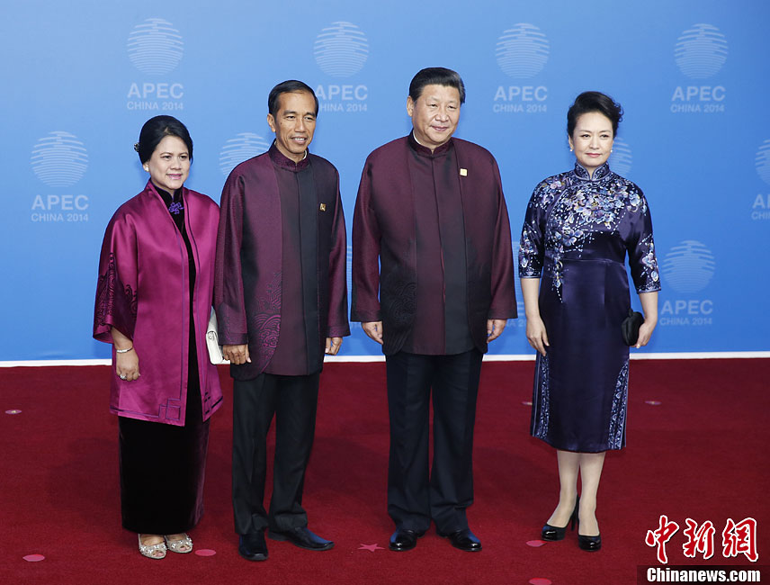 圖為習(xí)近平夫婦歡迎印度尼西亞總統(tǒng)佐科·維多多。中新社發(fā) 杜洋 攝